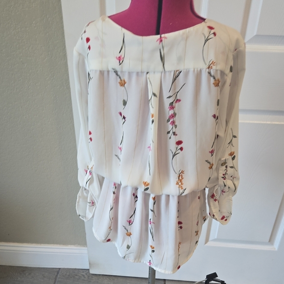 J for Justify White Blouse with V-Neck and Relaxed Fit - Picture 6 of 8